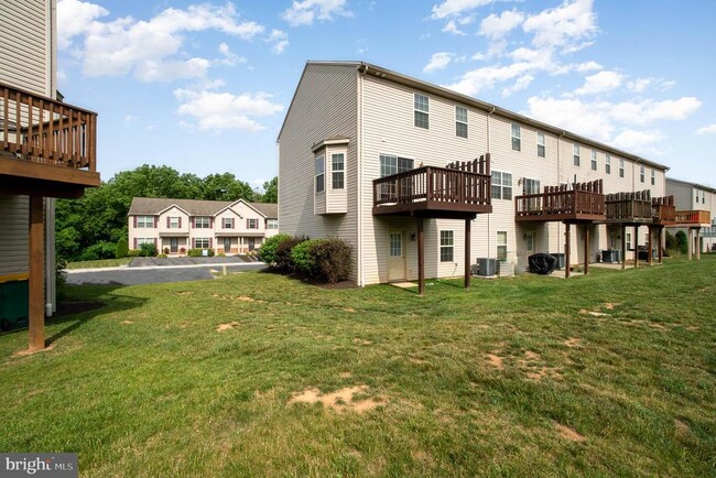 Building Photo - 6383 Creekbend Dr