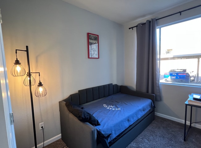 Building Photo - Two Bedrooms/One Bath - Great Location!