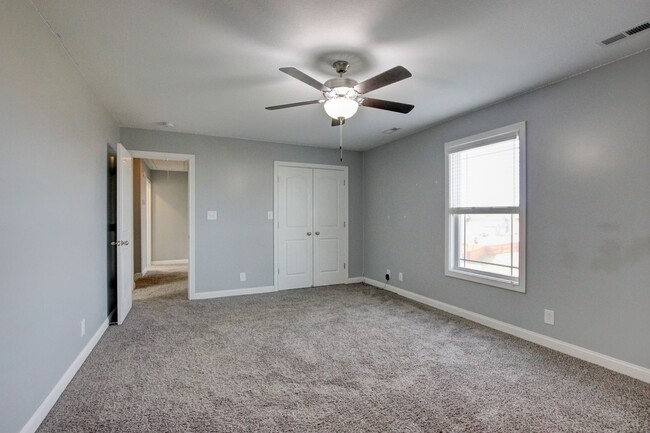 Building Photo - Show stopper.  Bonus room is a What?