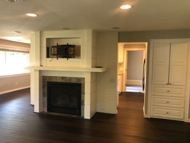 Building Photo - Darling 3 bedroom bungalow in Ferry St Bridge neighborhood!  MOVE IN SPECIAL!