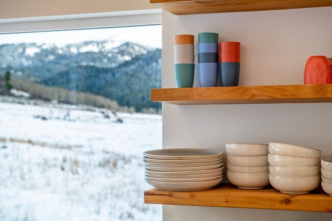 Building Photo - Seasonal Rental 10/1/25 - 5/30/26 Modern F...