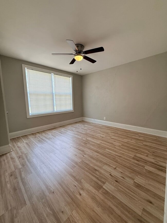 Building Photo - For Rent- 3 Bedrooms, 1 bath