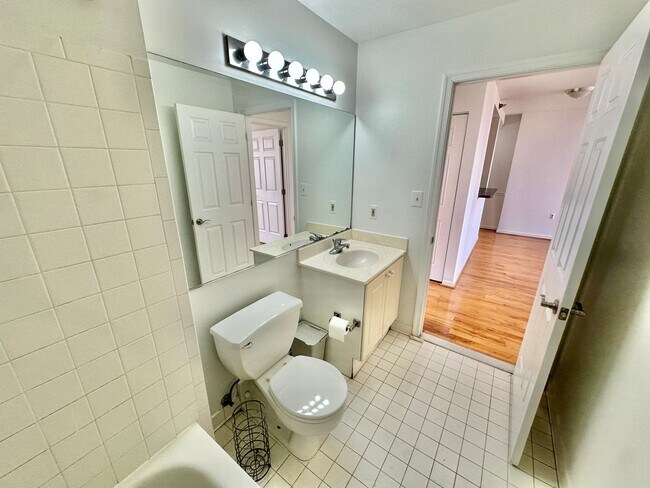 Building Photo - Fantastic 1 Bed with Den/Office/Additional Sleeping area! Conveniently located near Dupont, Logan...