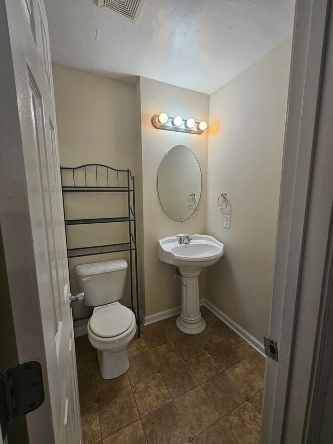Building Photo - New Listing!!