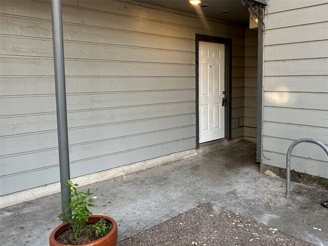 Building Photo - 803 W 28th St