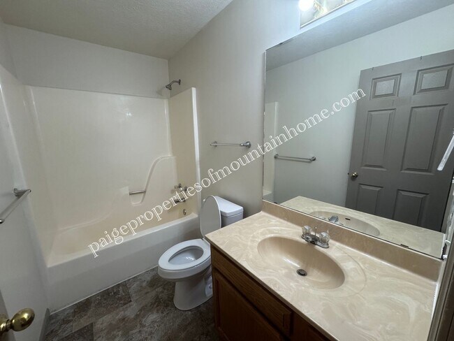 Building Photo - Grand Oak Road