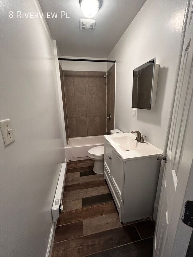Building Photo - 8 Riverview Pl