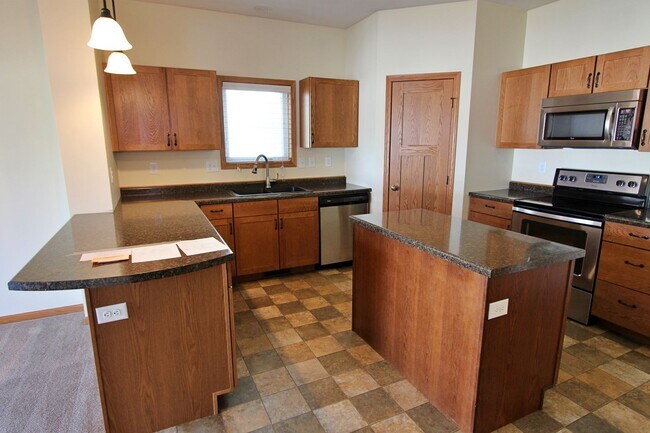 Building Photo - 3 Bedroom Townhome