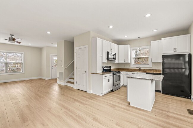 Building Photo - House in Kenilworth - Beautifully Refreshed!