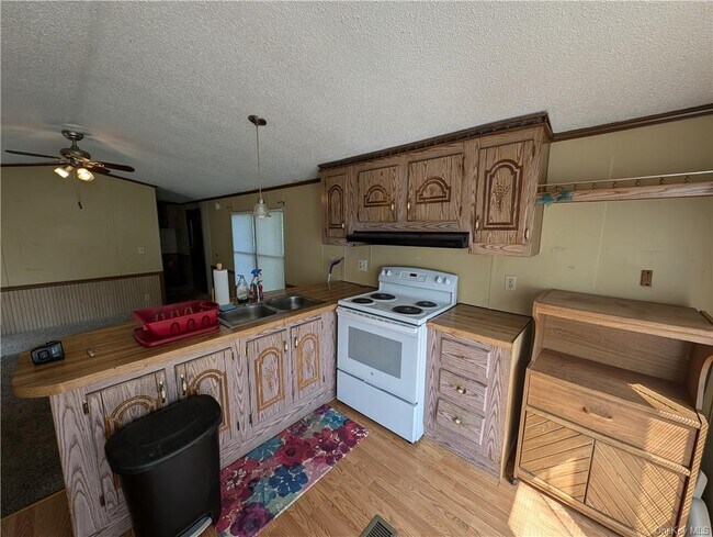 Building Photo - 5 Willow Tree Ln