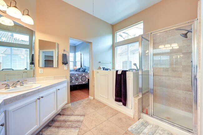 Building Photo - OPEN FLOOR PLAN WITH SIDEYARD PARKING AND ...