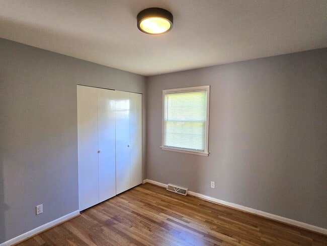 Building Photo - 2402 Chatham Dr