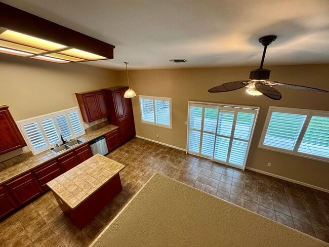 Building Photo - Spacious 3 Bedroom 3 Full Bathrooms Available Now!