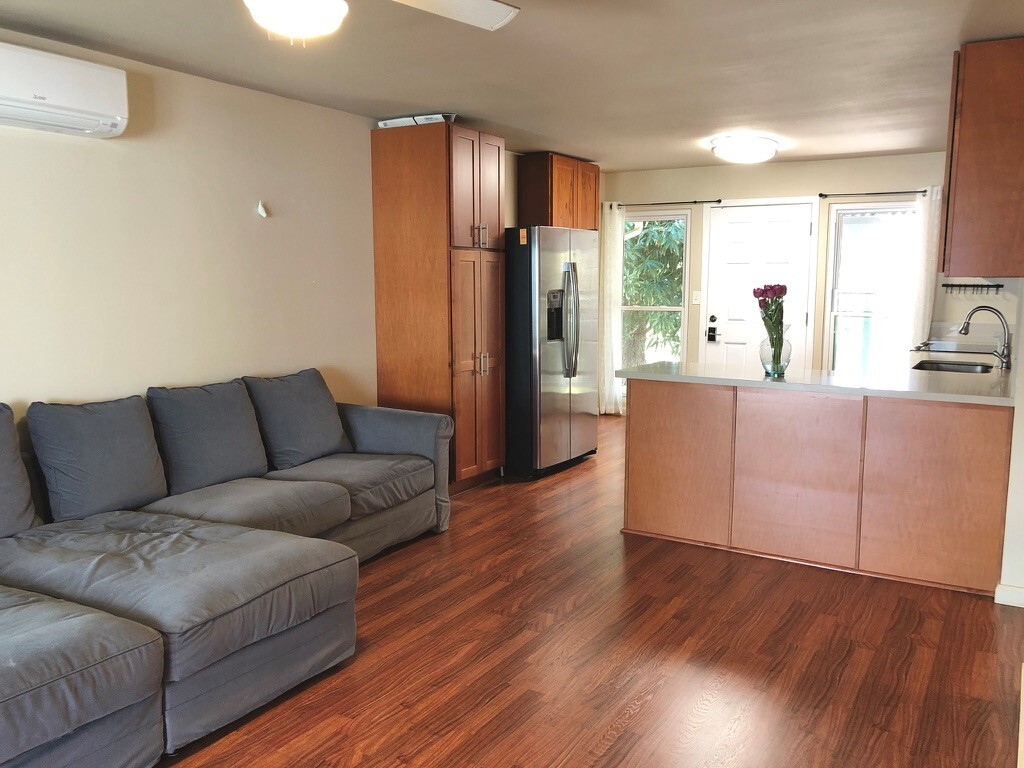 Building Photo - 1027 Hooli Plz