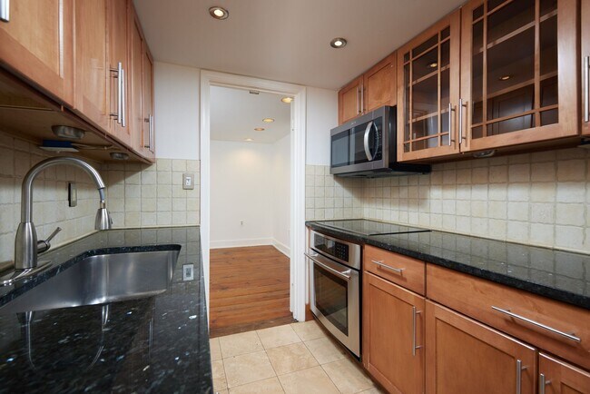 Building Photo - Large 1,126 sf 1BR/2BA with Den/Office Centrally Located in Georgetown