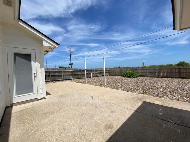 Building Photo - UPDATED 4 BEDROOM IN COQUINA BAY!