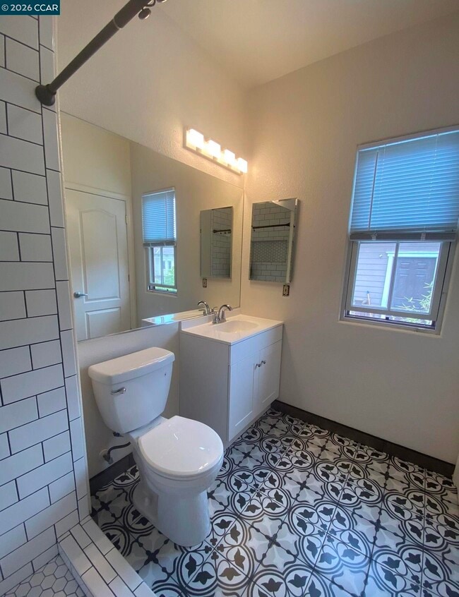 Building Photo - 1129 Promenade St