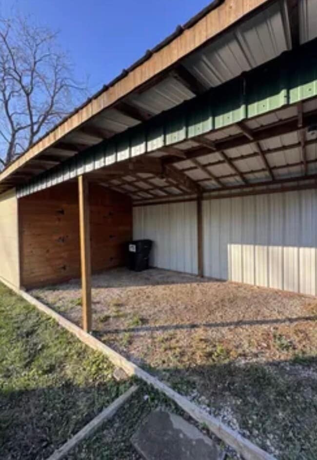 Building Photo - 2 bedroom/1 bath w/carport