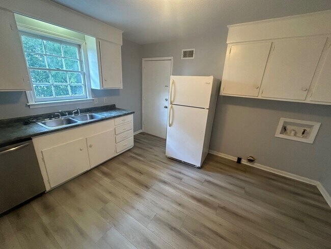 Building Photo - 715 Montague Road Unit D