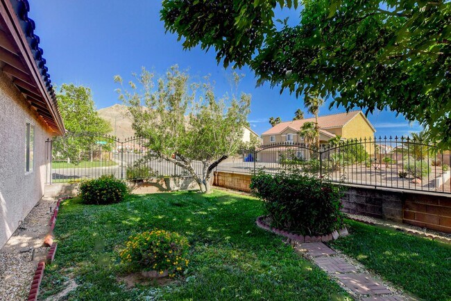 Building Photo - Beautiful Ranch Style Single Story w/Pool & View of the Las Vegas Strip