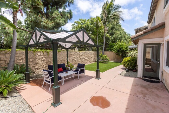 Building Photo - Gorgeous upgraded 4 bed 2.5 bath 2,216 sqft home with Remodeled Kitchen, Hardwood Floors, Tesla S...