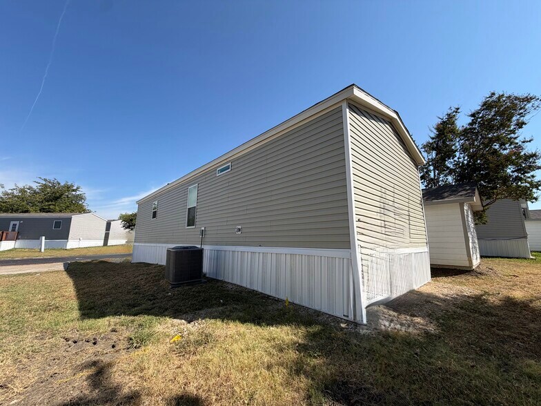 Building Photo - 709 N Collins Fwy