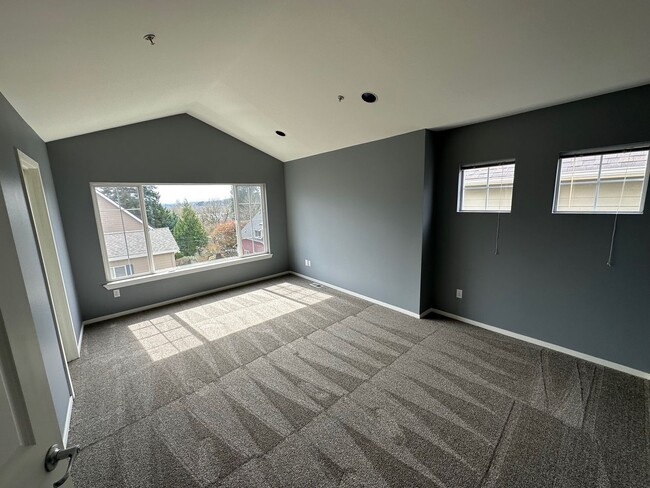 Building Photo - Beautiful Downtown Bellevue 3bd 2.5Bath La...