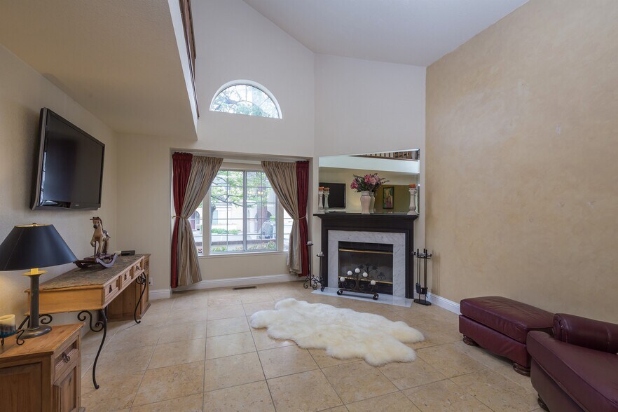 Living Room - 304 Titleist Ct