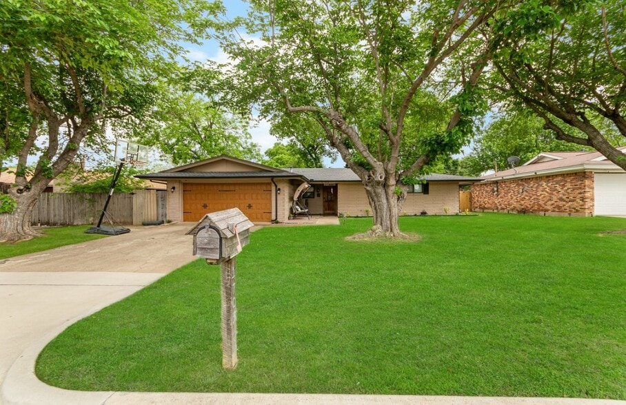 Building Photo - 1703 Monaco Dr
