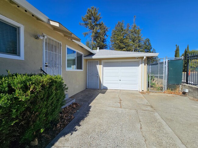 Building Photo - Sunny and bright Single Family home in Val...