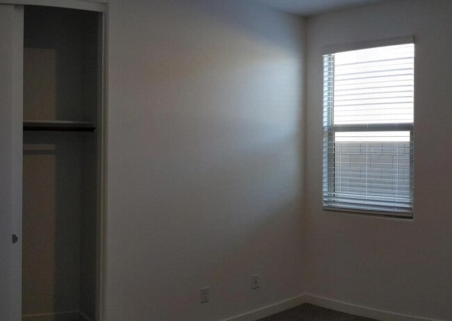 Building Photo - 2250 E Kelly Dr