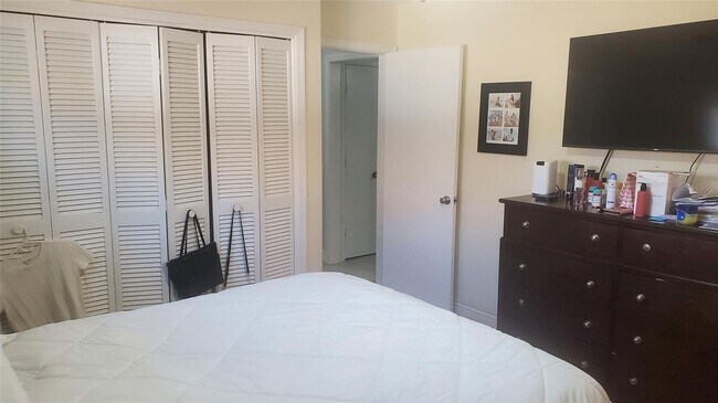 Building Photo - 616 SE 8th Ave