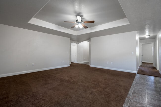 Building Photo - 3 bed 2 bath home with fully-fenced yard