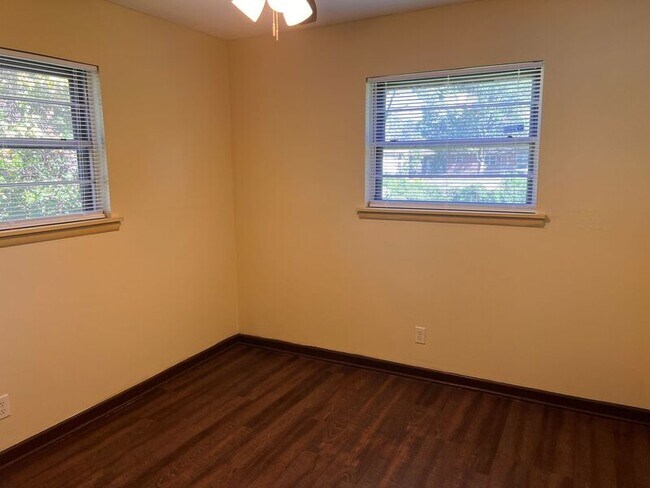 Building Photo - 216 Meadow Park Dr