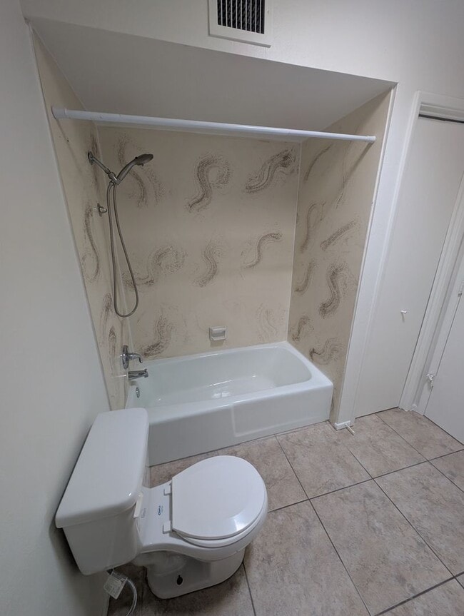 Building Photo - Comfortable West Side Rental