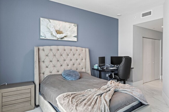 Building Photo - Luxury Beachfront Living at Its Finest – Fully Furnished Condo in Prime Fort Lauderdale Location!