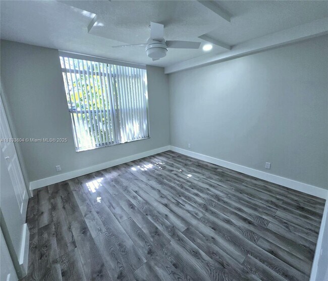 Building Photo - 3710 Inverrary Dr