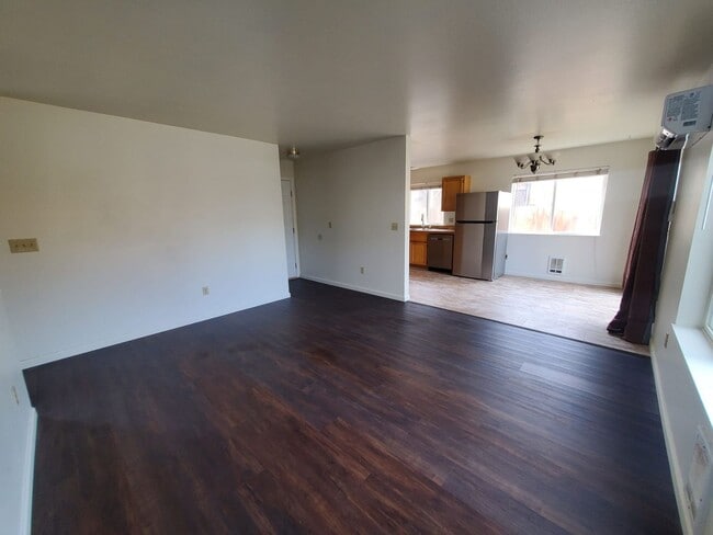 Building Photo - Quartz Ave 3plex/Ariserem-014