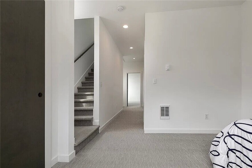 Building Photo - North Beacon Hill Townhouse