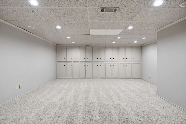 Building Photo - Top-Tier Luxury Living at 98th & Quaker | Kings Gate