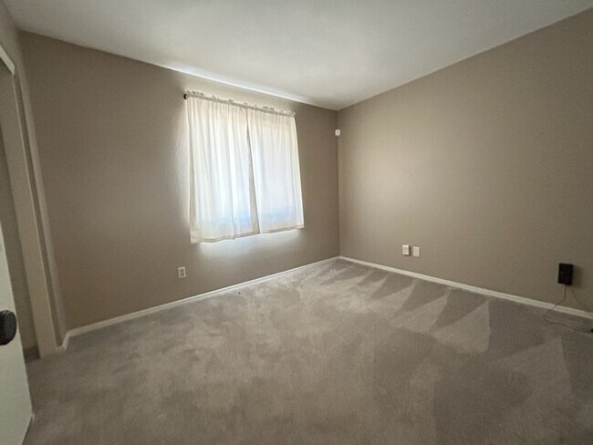 Building Photo - Georgeous 2 Bedroom / 2 Bath