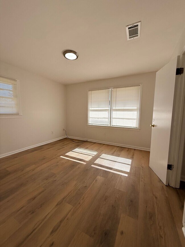 Building Photo - For Rent – Updated 3 Bed / 1 Bath Home