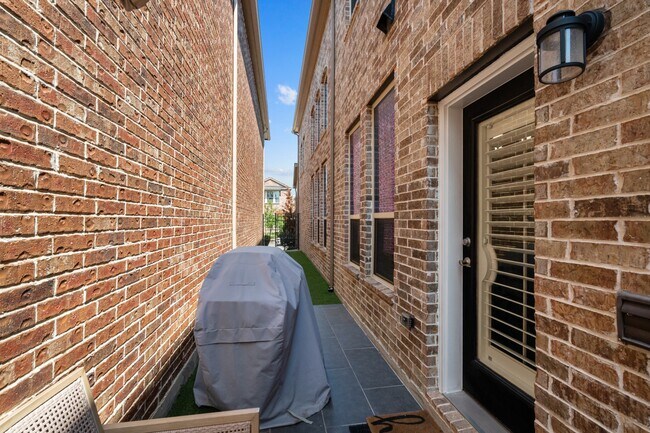 Building Photo - 6643 DeLeon St