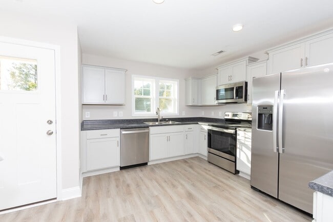 Building Photo - MOVE-IN READY