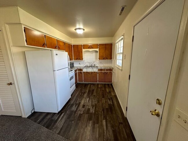 Building Photo - 2 bed / 1 bath -4 plex - close to school -...