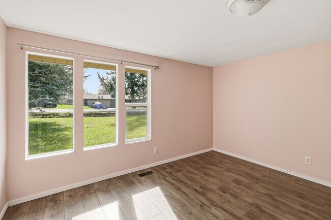 Building Photo - 4 Bed 2 Bath - Pet Friendly - Groups - Landscaping Included - NAS Whidbey