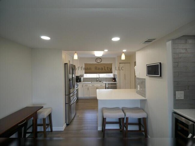 Building Photo - Waterfront 2BR Condo with Private Garage and Water Views in Tampa