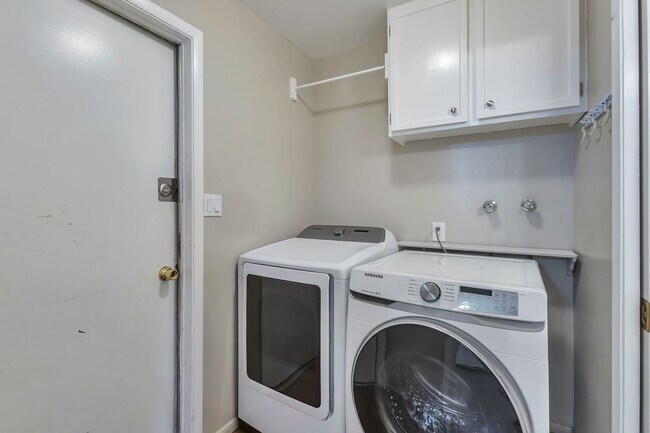 Building Photo - 3511 S Alder Dr