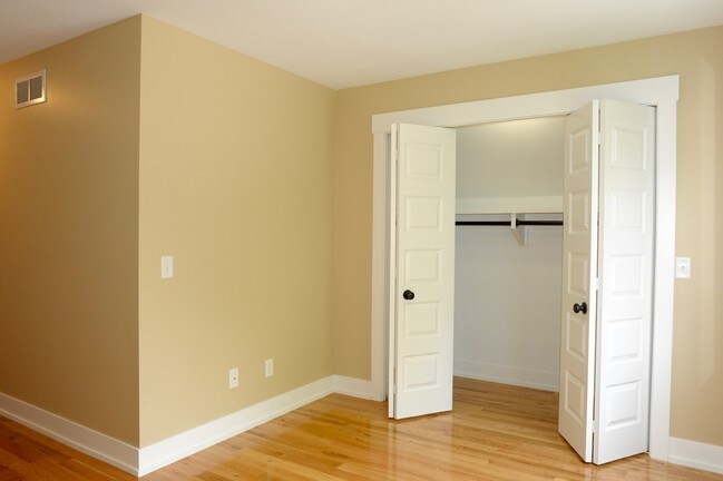 Building Photo - 1424 Sigsbee St SE