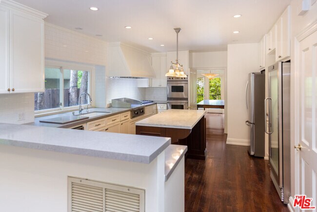 Building Photo - 1290 Sunset Plaza Dr